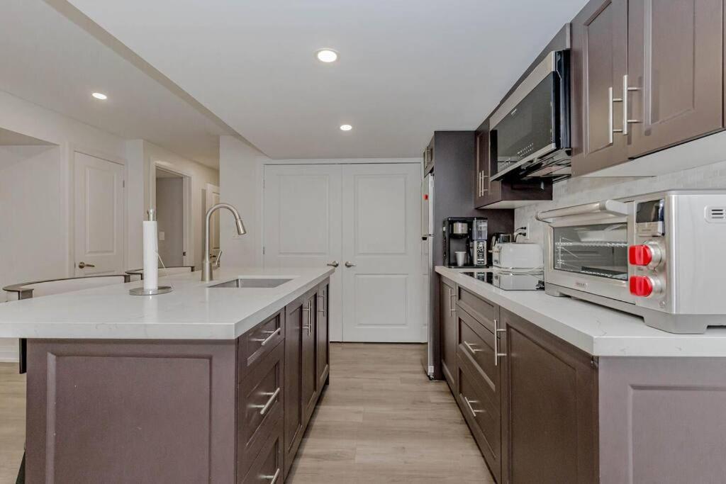 Luxury Basement Apartment In אוקוויל מראה חיצוני תמונה