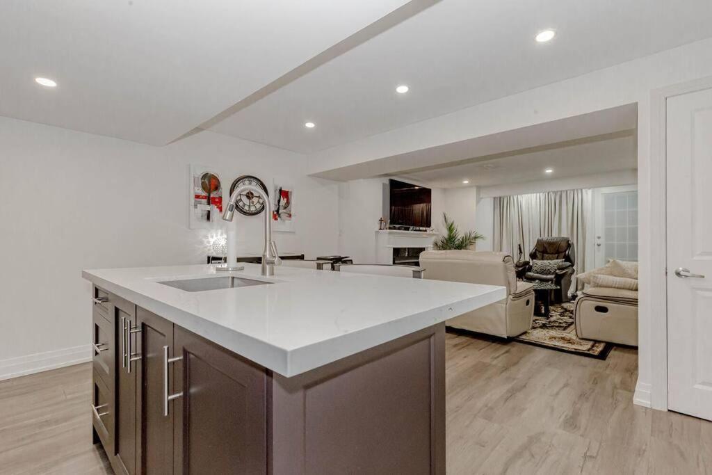 Luxury Basement Apartment In אוקוויל מראה חיצוני תמונה